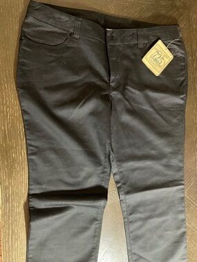 725 BLACK PANTS  SIZE 11..NEWNO TAGS
